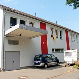 Haus mit roten Streifen